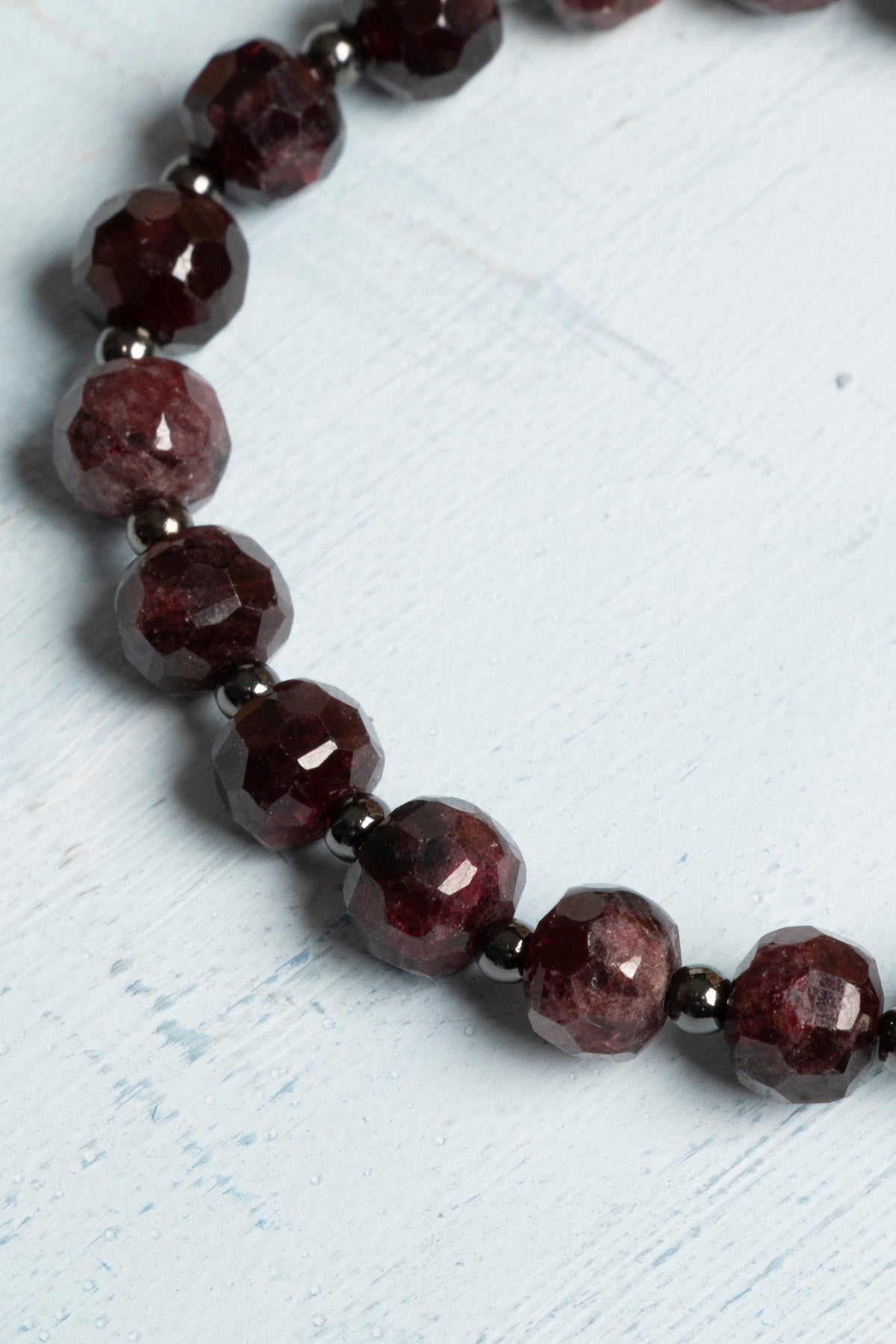 Sertifikalı Doğal Lal (Garnet) ve Hematit Taşlı Ayarlanabilir Bileklik – Enerji &amp; Tutku