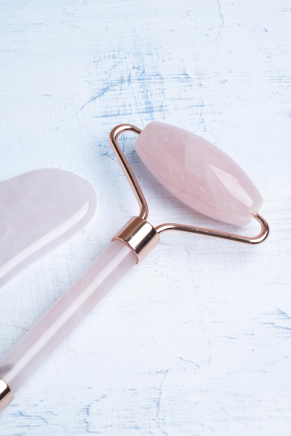 Sertifikalı Pembe Kuvars Taşı Masaj Takımı - Roller ve Gua Sha Kalpli Set