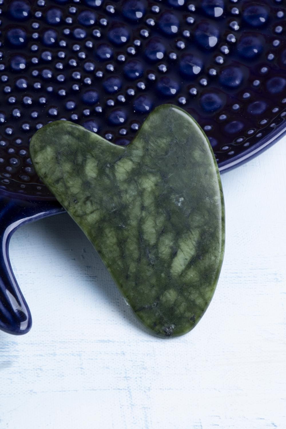 Yeşim Taşı Gua Sha Yüz Masaj Taşı Kalpli