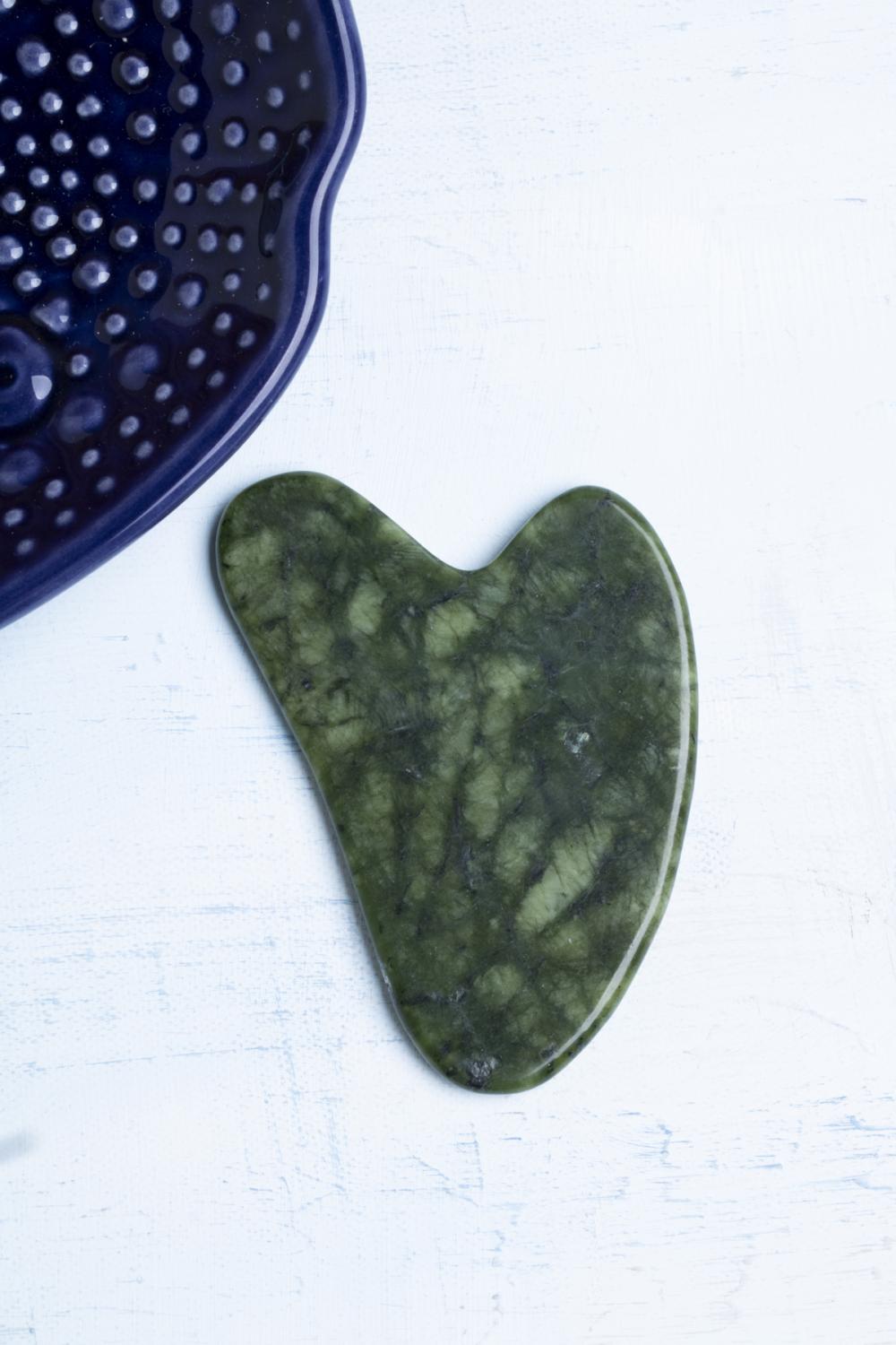 Yeşim Taşı Gua Sha Yüz Masaj Taşı Kalpli