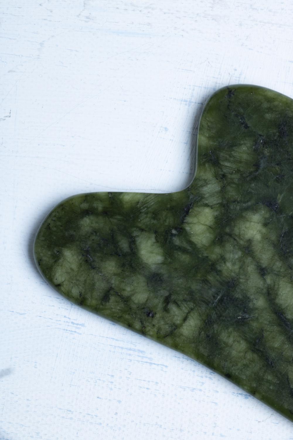 Yeşim Taşı Gua Sha Yüz Masaj Taşı Kalpli